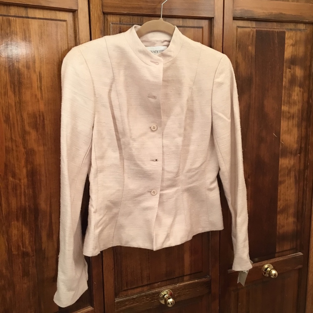 Jones NY silk blend blazer, size 4, NWT, light padding, no pockets, slit cuffs